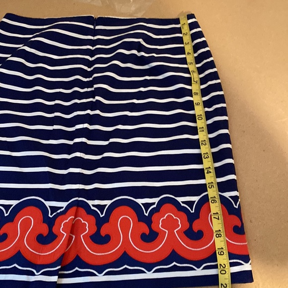 Vineyard Vines Striped Skirt. Size 8. Navy with White Stripes with Detailing - Picture 9 of 10